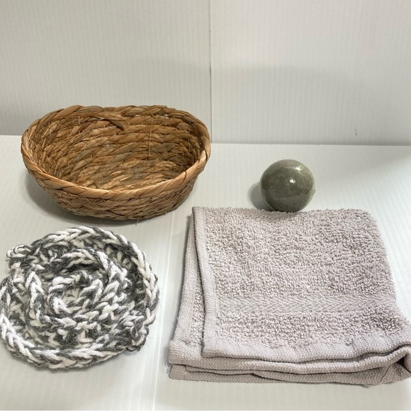 Luxurious Bath Bomb Gray Washcloth Gray and White Body Scrubby Gift Basket Set - Picture 3 of 8
